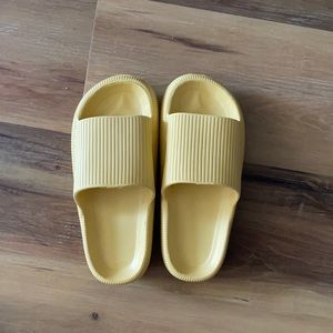 Size 7 pillow slides